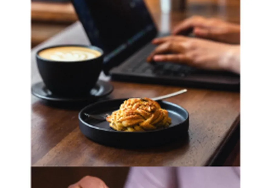 Coffee, laptop and pastry at Ápice Café in Cusco